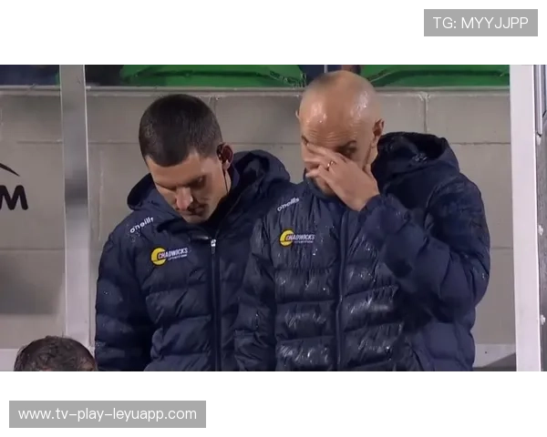 对手连送两大乌龙,赛后集体低头 对手连送两大乌龙,赛后集体低头