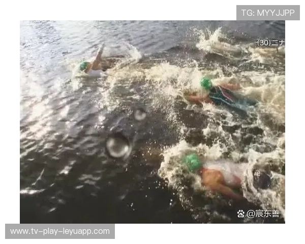 铁人三项赛选手晕倒被抬走