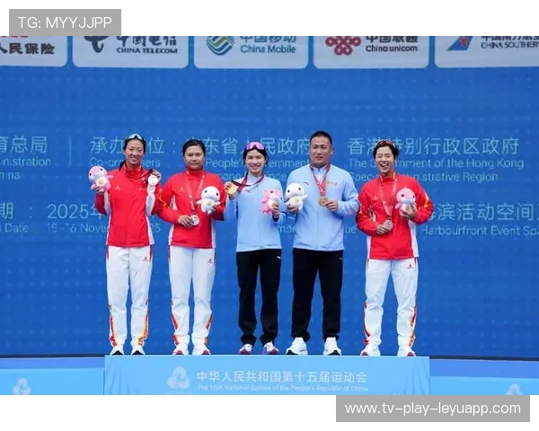 铁人三项赛选手晕倒被抬走 铁人三项赛选手晕倒被抬走