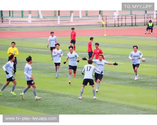 中国足球是否重视校园教练的体系建设与保障，校园足球教练员自我提升的首要能力是