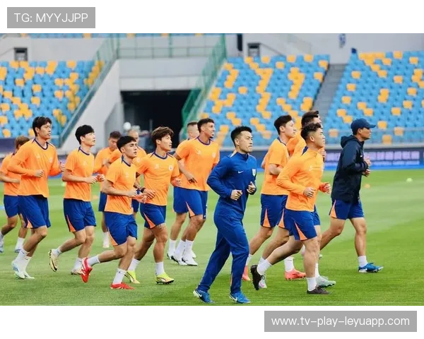 球队季前热身对阵级别较高对手以检验状态，足球职业队赛前热身